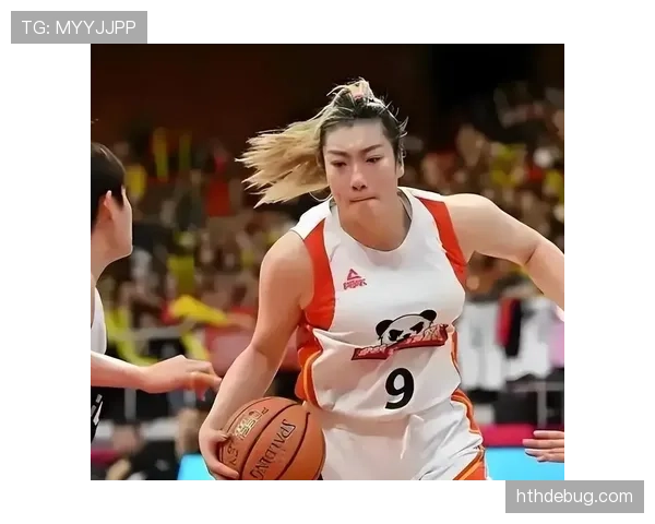 李梦训练完直接啃鸡腿，这自律和放纵切换得太丝滑了